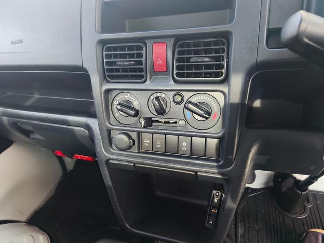 キャリイトラック 60周年記念車 デュアルカメラブレーキサポート レーンアシスト HIDヘッドライト エアコン パワステ パワーウィンドゥ ETC 純正オーディオ ワイヤレスキー 荷室ラバーマット スペアキー(17枚目)