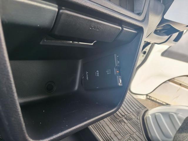 キャリイトラック 60周年記念車 デュアルカメラブレーキサポート レーンアシスト HIDヘッドライト エアコン パワステ パワーウィンドゥ ETC 純正オーディオ ワイヤレスキー 荷室ラバーマット スペアキー(18枚目)