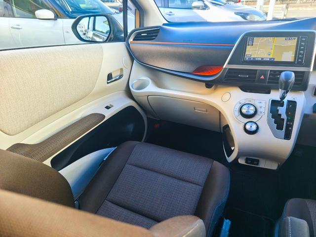 シエンタ 　Ｇ　ウェルキャブ　助手席回転チルトシート車タイプＡ　純正ナビ　パノラミックビューモニター　７人乗り　前後ドラレコ　パーキングサポートブレーキ　　ＬＥＤヘッドライト　両側パワースライドドア　スペアキー（15枚目）