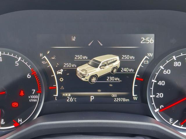 ランドクルーザー ZX JBLプレミアムサウンド リアエンターテイメントシステム 電動デフロック ルーフレール クールBOX 寒冷地仕様 空気圧警報システム 純正フロントドラレコ シートベンチレーション スペアキー(24枚目)