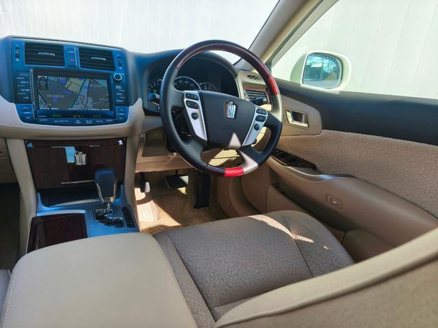 クラウン ロイヤルサルーンＧ　法人ワンオーナー　純正ＨＤＤナビ　バックカメラ　クリアランスソナー　左サイドモニター　全ドアイージークローザー　全席パワーシート　電動フェンダーポール　スペアタイヤ　ＨＩＤヘッドライト　ＥＴＣ（17枚目）