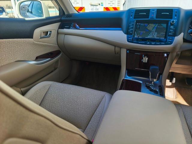 クラウン ロイヤルサルーンＧ　法人ワンオーナー　純正ＨＤＤナビ　バックカメラ　クリアランスソナー　左サイドモニター　全ドアイージークローザー　全席パワーシート　電動フェンダーポール　スペアタイヤ　ＨＩＤヘッドライト　ＥＴＣ（18枚目）