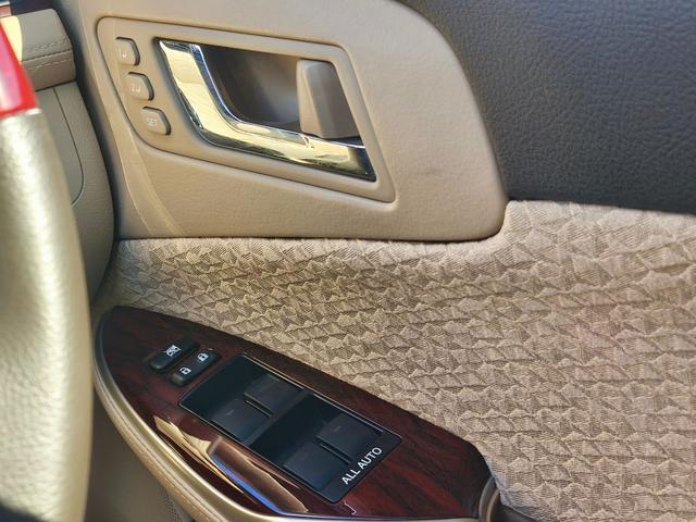 クラウン ロイヤルサルーンＧ　法人ワンオーナー　純正ＨＤＤナビ　バックカメラ　クリアランスソナー　左サイドモニター　全ドアイージークローザー　全席パワーシート　電動フェンダーポール　スペアタイヤ　ＨＩＤヘッドライト　ＥＴＣ（30枚目）