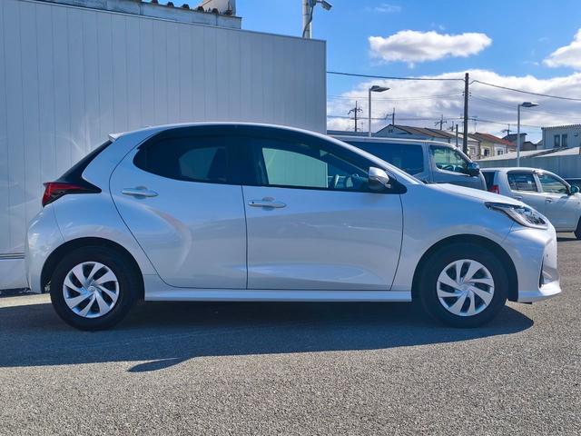 ヤリス ハイブリッドＧ　ディスプレイオーディオ　バックカメラ　ブラインドスポットモニター　安心降車アシスト　前席シートヒーター　３灯式ＬＥＤヘッドライト　ＡＣＣ　ＥＴＣ２．０　ミラー型前後ドラレコ　ＨＤＭＩ再生　スペアキー（11枚目）