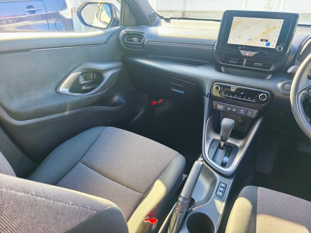 ヤリス ハイブリッドＧ　ディスプレイオーディオ　バックカメラ　ブラインドスポットモニター　安心降車アシスト　前席シートヒーター　３灯式ＬＥＤヘッドライト　ＡＣＣ　ＥＴＣ２．０　ミラー型前後ドラレコ　ＨＤＭＩ再生　スペアキー（16枚目）