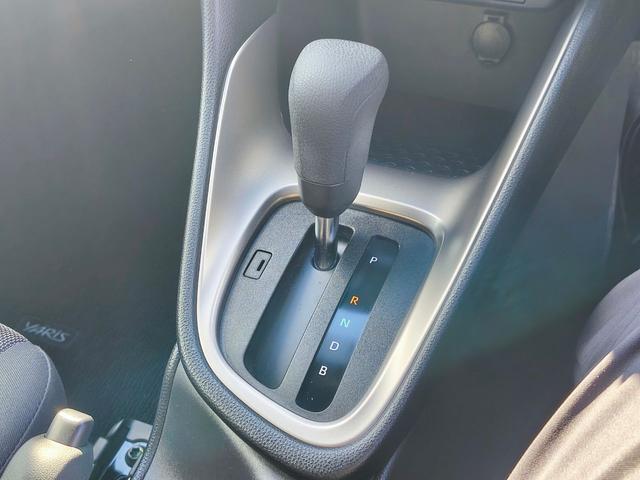 ヤリス ハイブリッドＧ　ディスプレイオーディオ　バックカメラ　ブラインドスポットモニター　安心降車アシスト　前席シートヒーター　３灯式ＬＥＤヘッドライト　ＡＣＣ　ＥＴＣ２．０　ミラー型前後ドラレコ　ＨＤＭＩ再生　スペアキー（23枚目）