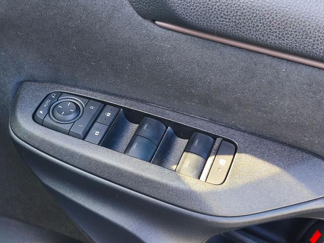 ヤリス ハイブリッドＧ　ディスプレイオーディオ　バックカメラ　ブラインドスポットモニター　安心降車アシスト　前席シートヒーター　３灯式ＬＥＤヘッドライト　ＡＣＣ　ＥＴＣ２．０　ミラー型前後ドラレコ　ＨＤＭＩ再生　スペアキー（27枚目）