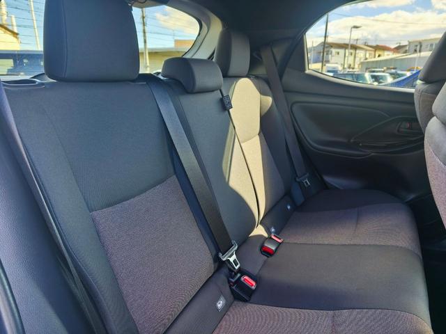 ヤリス ハイブリッドＧ　ディスプレイオーディオ　バックカメラ　ブラインドスポットモニター　安心降車アシスト　前席シートヒーター　３灯式ＬＥＤヘッドライト　ＡＣＣ　ＥＴＣ２．０　ミラー型前後ドラレコ　ＨＤＭＩ再生　スペアキー（30枚目）