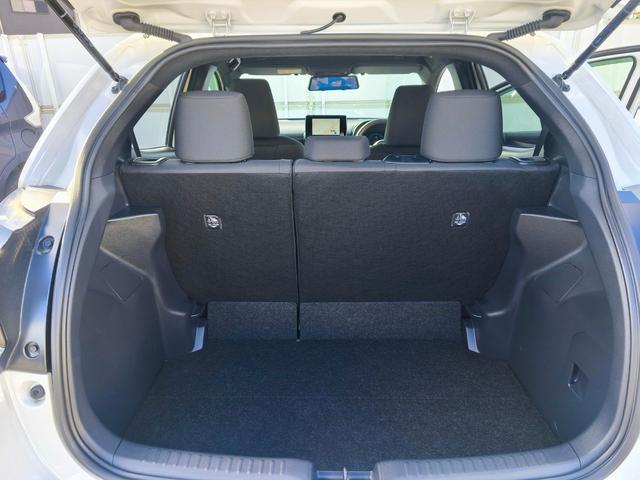 ヤリス ハイブリッドＧ　ディスプレイオーディオ　バックカメラ　ブラインドスポットモニター　安心降車アシスト　前席シートヒーター　３灯式ＬＥＤヘッドライト　ＡＣＣ　ＥＴＣ２．０　ミラー型前後ドラレコ　ＨＤＭＩ再生　スペアキー（32枚目）