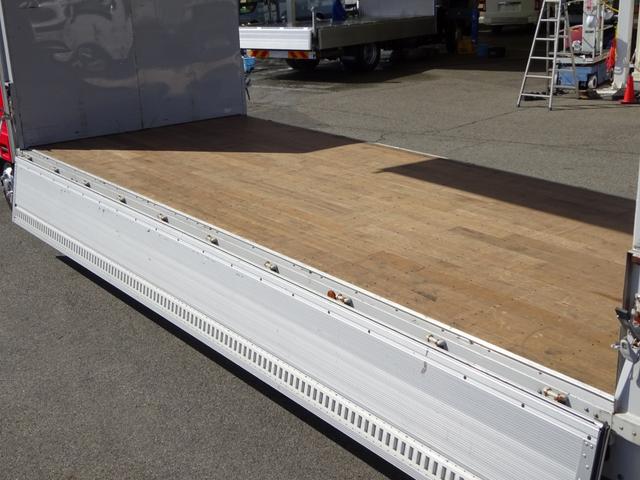 　アルミウイング　パブコ製ボディ　新明和工業製跳上式パワーゲート　リヤエアサス　ワイド幅　ベッド付　２トン積載　６．２ｍボディ(17枚目)