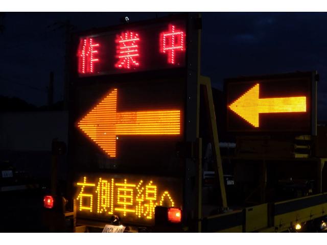 ファイター 　標識車　道路規制車　ＬＥＤ電光表示板　キタムラ産業製　４画面表示　ディーゼル発電機付　Ｗキャブ　７人乗り　標準幅　１．６ｔ積載（3枚目）