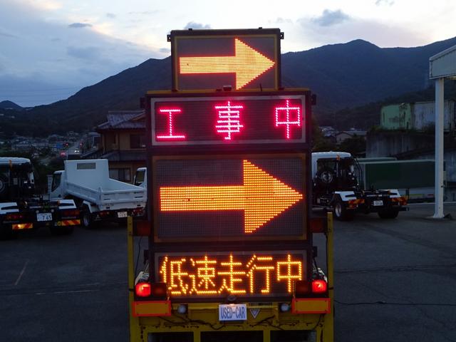 ファイター 　標識車　道路規制車　ＬＥＤ電光表示板　キタムラ産業製　４画面表示　ディーゼル発電機付　Ｗキャブ　７人乗り　標準幅　１．６ｔ積載（73枚目）