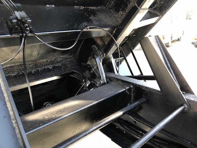 プロフィア 土砂禁深ダンプ 水密仕様 ロングダンプ 12.8t積載 新明和 舟底型 容積25.2KL 3軸1デフ ベッド付 リヤエアサス 7速MT(35枚目)