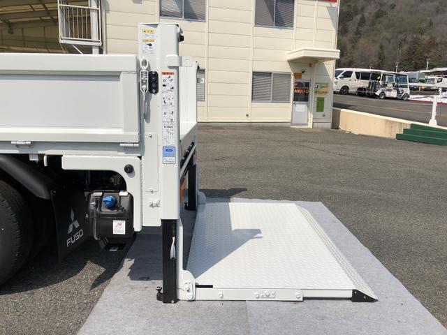 キャンター 　Ｗキャブ　平ボディ　２ｔ積載　垂直パワーゲート付　極東開発工業　昇降能力６００ｋｇ　標準　１０尺　全低床　４ナンバー　６人乗リ　リヤエアコン付（18枚目）