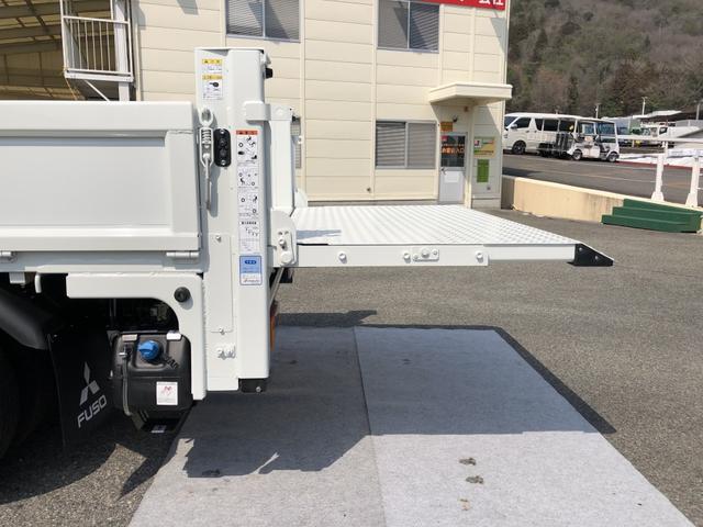 キャンター 　Ｗキャブ　平ボディ　２ｔ積載　垂直パワーゲート付　極東開発工業　昇降能力６００ｋｇ　標準　１０尺　全低床　４ナンバー　６人乗リ　リヤエアコン付（22枚目）