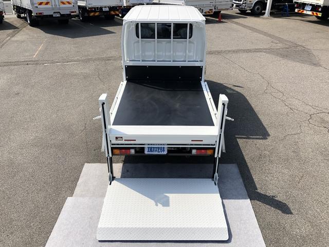 キャンター 　Ｗキャブ　平ボディ　２ｔ積載　垂直パワーゲート付　極東開発工業　昇降能力６００ｋｇ　標準　１０尺　全低床　４ナンバー　６人乗リ　リヤエアコン付（24枚目）