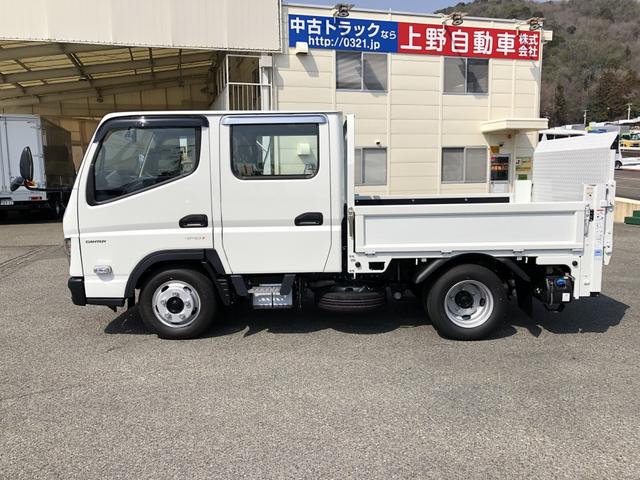 キャンター 　Ｗキャブ　平ボディ　２ｔ積載　垂直パワーゲート付　極東開発工業　昇降能力６００ｋｇ　標準　１０尺　全低床　４ナンバー　６人乗リ　リヤエアコン付（33枚目）