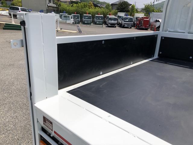 キャンター 　平ボディ　Ｗキャブ　垂直パワーゲート付　ＡＴ車　６人乗り　リヤエアコン付　４ナンバー　標準幅　１０尺　全低床　２トン積載　木製あおり２方開（15枚目）