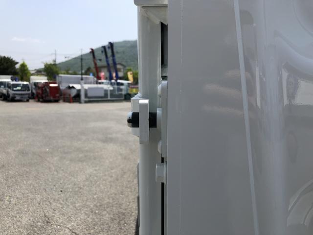 キャンター 　平ボディ　Ｗキャブ　垂直パワーゲート付　ＡＴ車　６人乗り　リヤエアコン付　４ナンバー　標準幅　１０尺　全低床　２トン積載　木製あおり２方開（27枚目）