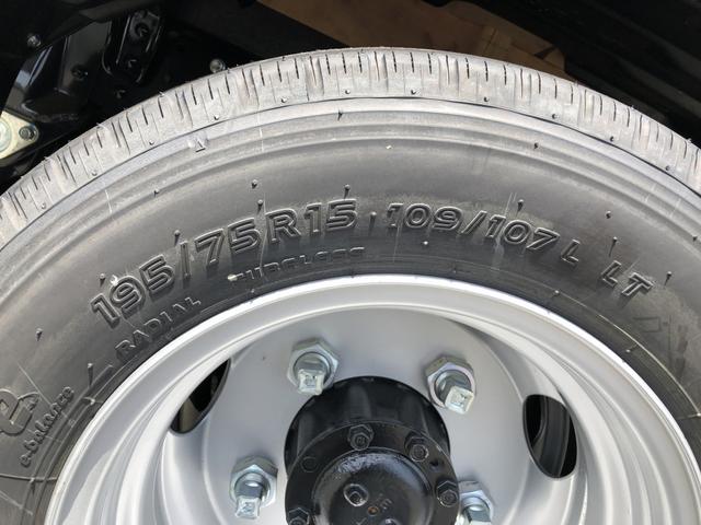 キャンター 　平ボディ　Ｗキャブ　垂直パワーゲート付　ＡＴ車　６人乗り　リヤエアコン付　４ナンバー　標準幅　１０尺　全低床　２トン積載　木製あおり２方開（73枚目）