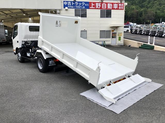 デュトロ 　ローダーダンプ　新明和工業製　３．７トン積載　ワイド　１１尺ミドル　高床　道板兼用リヤゲート　スライド用ラジコン付　角底ボディ　アドブルー不要（2枚目）