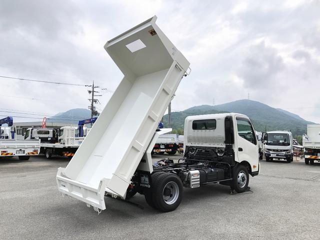 デュトロ 　ローダーダンプ　新明和工業製　３．７トン積載　ワイド　１１尺ミドル　高床　道板兼用リヤゲート　スライド用ラジコン付　角底ボディ　アドブルー不要（5枚目）