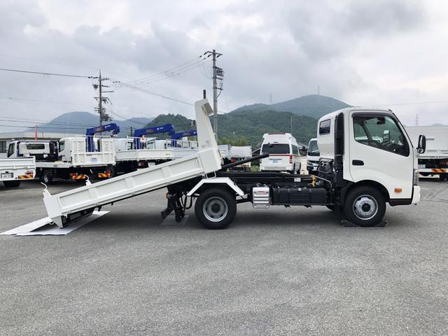 デュトロ 　ローダーダンプ　新明和工業製　３．７トン積載　ワイド　１１尺ミドル　高床　道板兼用リヤゲート　スライド用ラジコン付　角底ボディ　アドブルー不要（6枚目）