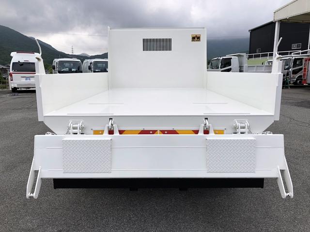 デュトロ 　ローダーダンプ　新明和工業製　３．７トン積載　ワイド　１１尺ミドル　高床　道板兼用リヤゲート　スライド用ラジコン付　角底ボディ　アドブルー不要（26枚目）
