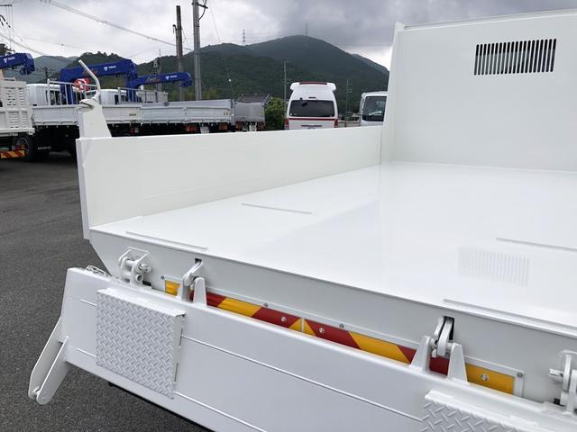 デュトロ 　ローダーダンプ　新明和工業製　３．７トン積載　ワイド　１１尺ミドル　高床　道板兼用リヤゲート　スライド用ラジコン付　角底ボディ　アドブルー不要（27枚目）