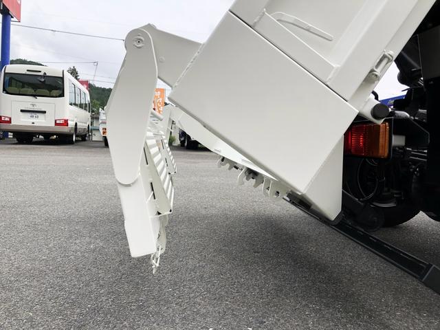デュトロ 　ローダーダンプ　新明和工業製　３．７トン積載　ワイド　１１尺ミドル　高床　道板兼用リヤゲート　スライド用ラジコン付　角底ボディ　アドブルー不要（30枚目）