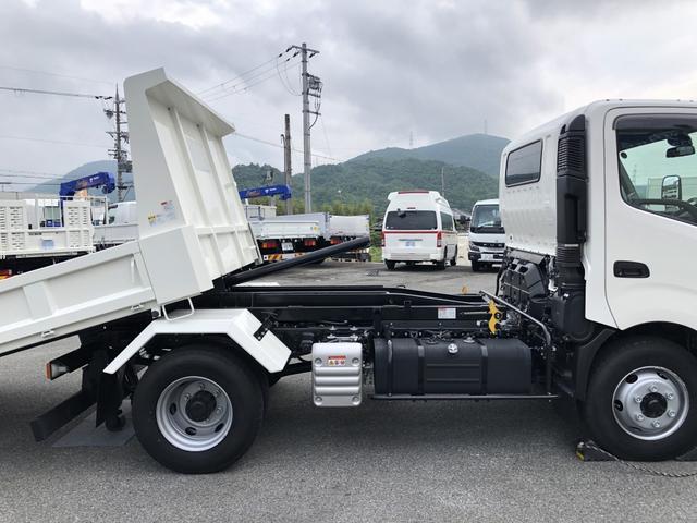 デュトロ 　ローダーダンプ　新明和工業製　３．７トン積載　ワイド　１１尺ミドル　高床　道板兼用リヤゲート　スライド用ラジコン付　角底ボディ　アドブルー不要（42枚目）