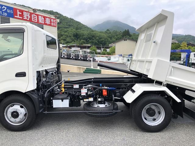 デュトロ 　ローダーダンプ　新明和工業製　３．７トン積載　ワイド　１１尺ミドル　高床　道板兼用リヤゲート　スライド用ラジコン付　角底ボディ　アドブルー不要（43枚目）