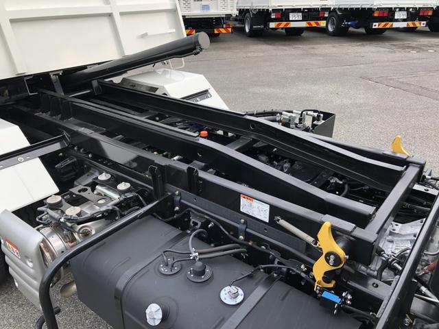 デュトロ 　ローダーダンプ　新明和工業製　３．７トン積載　ワイド　１１尺ミドル　高床　道板兼用リヤゲート　スライド用ラジコン付　角底ボディ　アドブルー不要（44枚目）