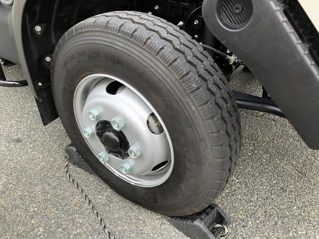 デュトロ 　ローダーダンプ　新明和工業製　３．７トン積載　ワイド　１１尺ミドル　高床　道板兼用リヤゲート　スライド用ラジコン付　角底ボディ　アドブルー不要（71枚目）