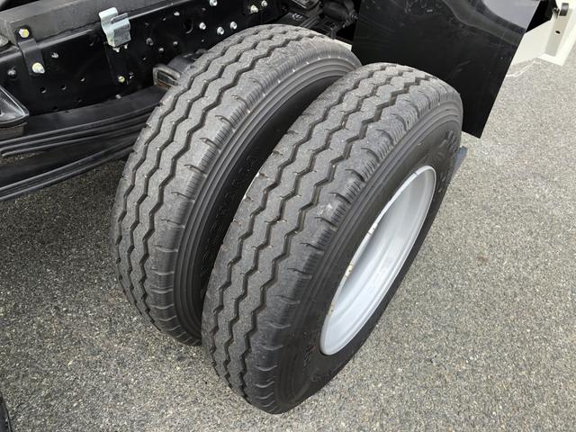 デュトロ 　ローダーダンプ　新明和工業製　３．７トン積載　ワイド　１１尺ミドル　高床　道板兼用リヤゲート　スライド用ラジコン付　角底ボディ　アドブルー不要（74枚目）