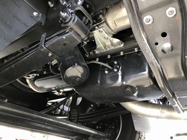 ファイター 　増トン　アームロール　８．２トン積載　新明和工業製　標準幅　ベッド付　ツインホイスト　コード式リモコン　キャブバックステップ　２４０馬力（46枚目）