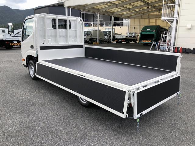 ダイナトラック 　平ボディ　１２５０ｋｇ積載　４ナンバー　ガソリン車　３．１ｍボディ　Ｗタイヤ　標準幅　１０尺　低床ジャストロー　木製あおり３方開（2枚目）