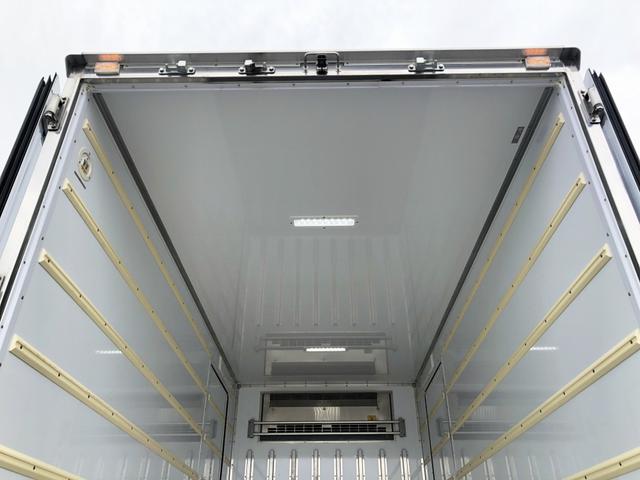 エルフトラック 中温冷凍車 -5℃設定 東プレ製 スタンバイ機能付 左右スライドドア リヤ3枚観音式扉 標準幅 11尺ミドル 全低床 2t積載 AT車(24枚目)