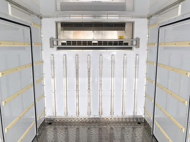 エルフトラック 中温冷凍車 -5℃設定 東プレ製 スタンバイ機能付 左右スライドドア リヤ3枚観音式扉 標準幅 11尺ミドル 全低床 2t積載 AT車(26枚目)