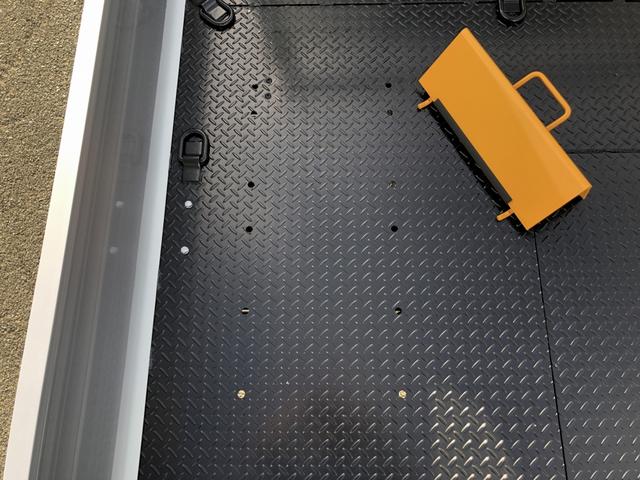 キャンター 一般型積載車 3850kg積載 ユニックキャリア 一般型 セーフティローダー ウインチ付 ワイド ボディ長5.1m 床縞鋼板張り 手動式リヤゲート(31枚目)