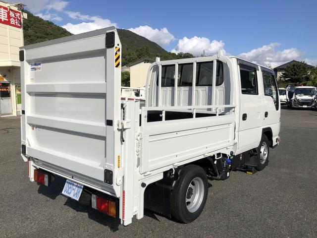 アトラストラック Wキャブ 平ボディ 新明和垂直パワーゲート付 6人乗り 1550kg積載 標準幅 10尺 低床 4ナンバー 5速MT 脱着式幌付(3枚目)