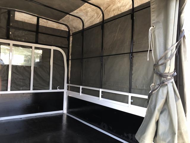 アトラストラック Wキャブ 平ボディ 新明和垂直パワーゲート付 6人乗り 1550kg積載 標準幅 10尺 低床 4ナンバー 5速MT 脱着式幌付(22枚目)