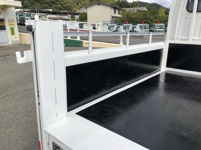 アトラストラック Wキャブ 平ボディ 新明和垂直パワーゲート付 6人乗り 1550kg積載 標準幅 10尺 低床 4ナンバー 5速MT 脱着式幌付(25枚目)