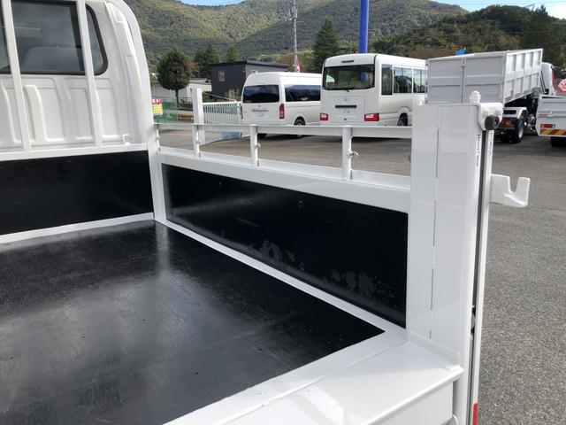 アトラストラック Wキャブ 平ボディ 新明和垂直パワーゲート付 6人乗り 1550kg積載 標準幅 10尺 低床 4ナンバー 5速MT 脱着式幌付(26枚目)
