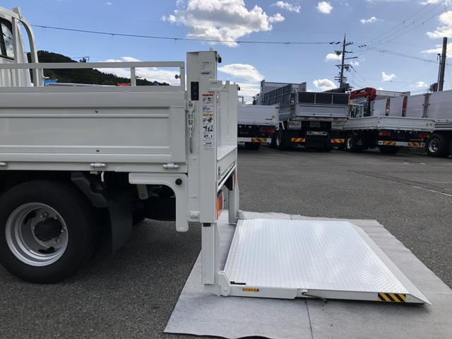 アトラストラック Wキャブ 平ボディ 新明和垂直パワーゲート付 6人乗り 1550kg積載 標準幅 10尺 低床 4ナンバー 5速MT 脱着式幌付(28枚目)