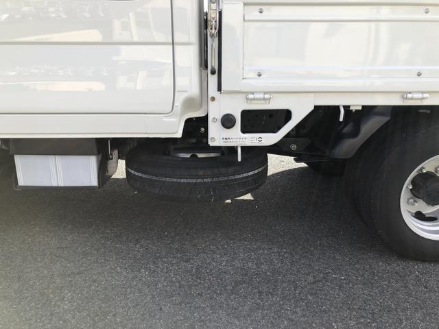 アトラストラック Wキャブ 平ボディ 新明和垂直パワーゲート付 6人乗り 1550kg積載 標準幅 10尺 低床 4ナンバー 5速MT 脱着式幌付(40枚目)
