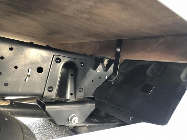 アトラストラック Wキャブ 平ボディ 新明和垂直パワーゲート付 6人乗り 1550kg積載 標準幅 10尺 低床 4ナンバー 5速MT 脱着式幌付(44枚目)