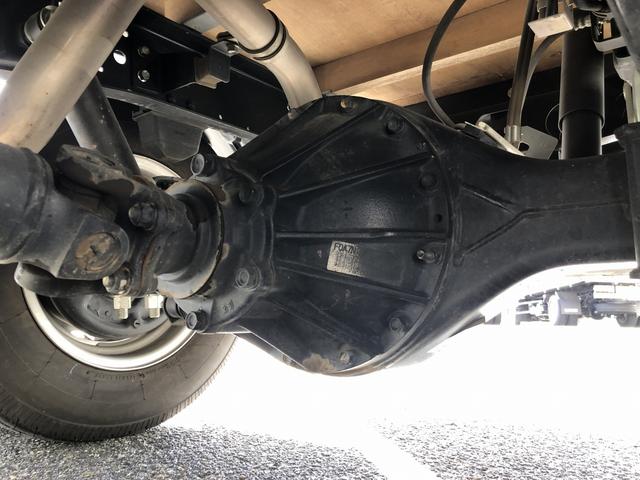 アトラストラック Wキャブ 平ボディ 新明和垂直パワーゲート付 6人乗り 1550kg積載 標準幅 10尺 低床 4ナンバー 5速MT 脱着式幌付(45枚目)