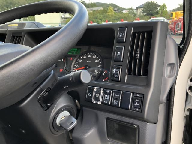 アトラストラック Wキャブ 平ボディ 新明和垂直パワーゲート付 6人乗り 1550kg積載 標準幅 10尺 低床 4ナンバー 5速MT 脱着式幌付(50枚目)