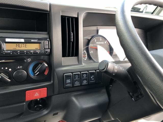 アトラストラック Wキャブ 平ボディ 新明和垂直パワーゲート付 6人乗り 1550kg積載 標準幅 10尺 低床 4ナンバー 5速MT 脱着式幌付(51枚目)